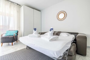 House | Laptop workspace, iron/ironing board, free WiFi, bed sheets - Bright Studio With Parking Near Beach & Old Town (Antibes)