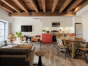 Interior - Loft | Bright Open Apartment Old Montreal, Urban View, Shower (Montréal)