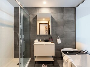 Shower, hair dryer, towels - Loft | Appartement paisible Vieux-Montréal, cour intérieure, cuisine équipé (Montréal)