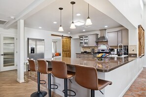 Fridge, microwave, oven, stovetop - Scottsdale Oasis | Pickeball | Pool | Golf Sim (Scottsdale)
