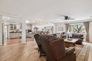 Smart TV, fireplace, table football, ping pong - Scottsdale Oasis | Pickeball | Pool | Golf Sim (Scottsdale)