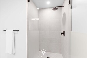 Shower, hair dryer, towels, shampoo - Light‑Filled Chic Studio in Miami (Miami)