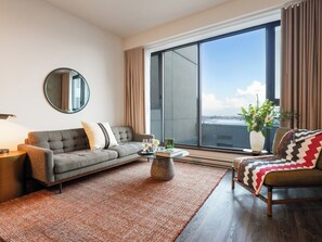 TV - Loft | Courtyard Apartment Old Montreal, Calm Atmosphere, King Bed (Montréal)