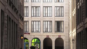 Un edificio de varios pisos con un logotipo destacado en la fachada, múltiples ventanas y un letrero que indica un negocio llamado 'Bresoles'.
