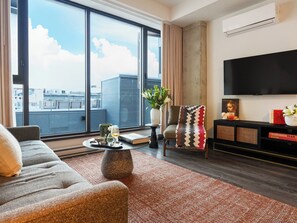 TV - Loft | Serviced Apartment Old Montreal, King Bed, Courtyard (Montréal)
