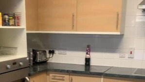 Keittiössä on puukehikoiset kaapit, sisäänrakennettu uuni, mikroaaltouuni ja pieni koirankoppi.