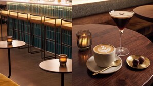 A bar area with stools, a round table with a candle, a coffee cup with latte art, and a martini glass. - Loft with Balcony | Accessible Apartment Old Montreal, Courtyard (Montréal)