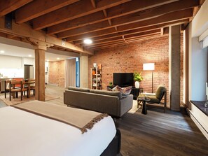 1 bedroom, iron/ironing board, travel cot, WiFi - One-Bedroom Suite | Courtyard Apartment Old Montreal, Quiet Living, Extende (Montréal)