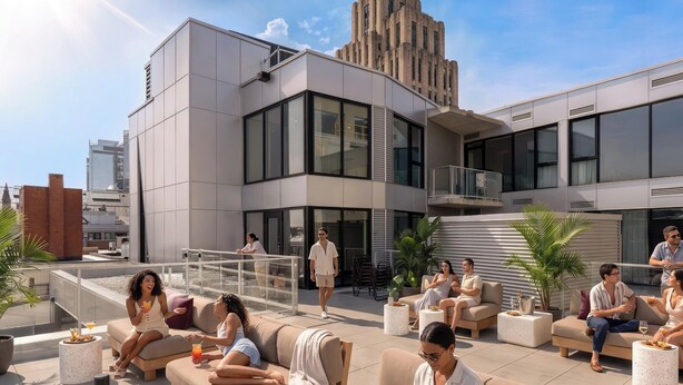 Een dakterras met buitenmeubilair, op de achtergrond een modern gebouw en een heldere lucht.