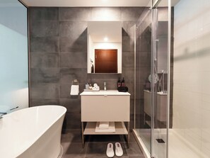Dusch, hårtork och handdukar