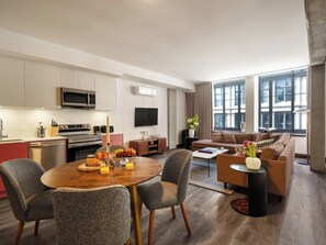 TV - One-Bedroom Suite|Bright Apartment Old Montreal, Street View (Montreal)