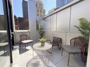 Property grounds - One-Bedroom Suite with Terrace | Design Apartment Old Montreal, Open Living (Montréal)