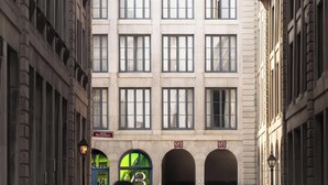 Un edificio de varios pisos con un logotipo destacado en la fachada, múltiples ventanas y un letrero que indica un negocio llamado 'Bresoles'.