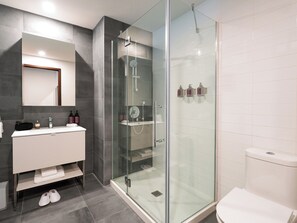 Shower, hair dryer, towels - One-Bedroom Suite with Terrace | Sunlit Apartment Old Montreal, Street View (Montréal)