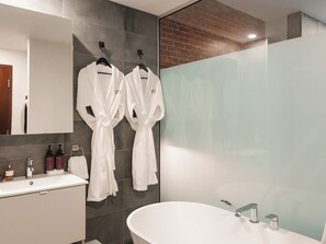 Shower, hair dryer, towels - Loft with Terrace | Serviced Apartment Old Montreal, Courtyard View (Montréal)