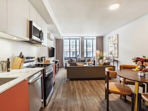Fridge, microwave, oven, stovetop - Two-Bedroom Suite | Bright Family Apartment Old Montreal, King Beds (Montréal)