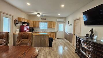 Casa, varias camas, patio, vistas a la montaña | Interior