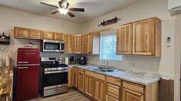 Casa, varias camas, patio, vistas a la montaña | Cocina privada