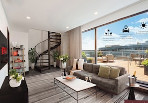 Ein modernes Wohnzimmer mit Treppe, einer Couch, einem Couchtisch und einem Balkon mit Sitzgelegenheit.