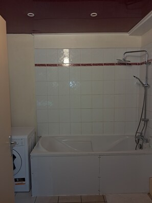 Towels, soap, toilet paper - BlueHorizon180 is located in Ducos, the central town of Martinique. (Ducos)