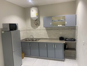 Deluxe Apartment, Courtyard View | Private kitchen | Microwave, cookware/dishes/utensils - Affiba Residence (Abidjan)