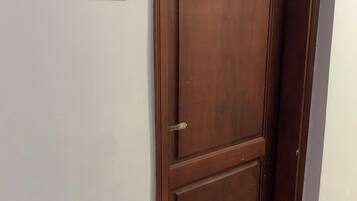 Appartement Deluxe, vue cour intérieure | Fer et planche à repasser, Wi-Fi gratuit, draps fournis