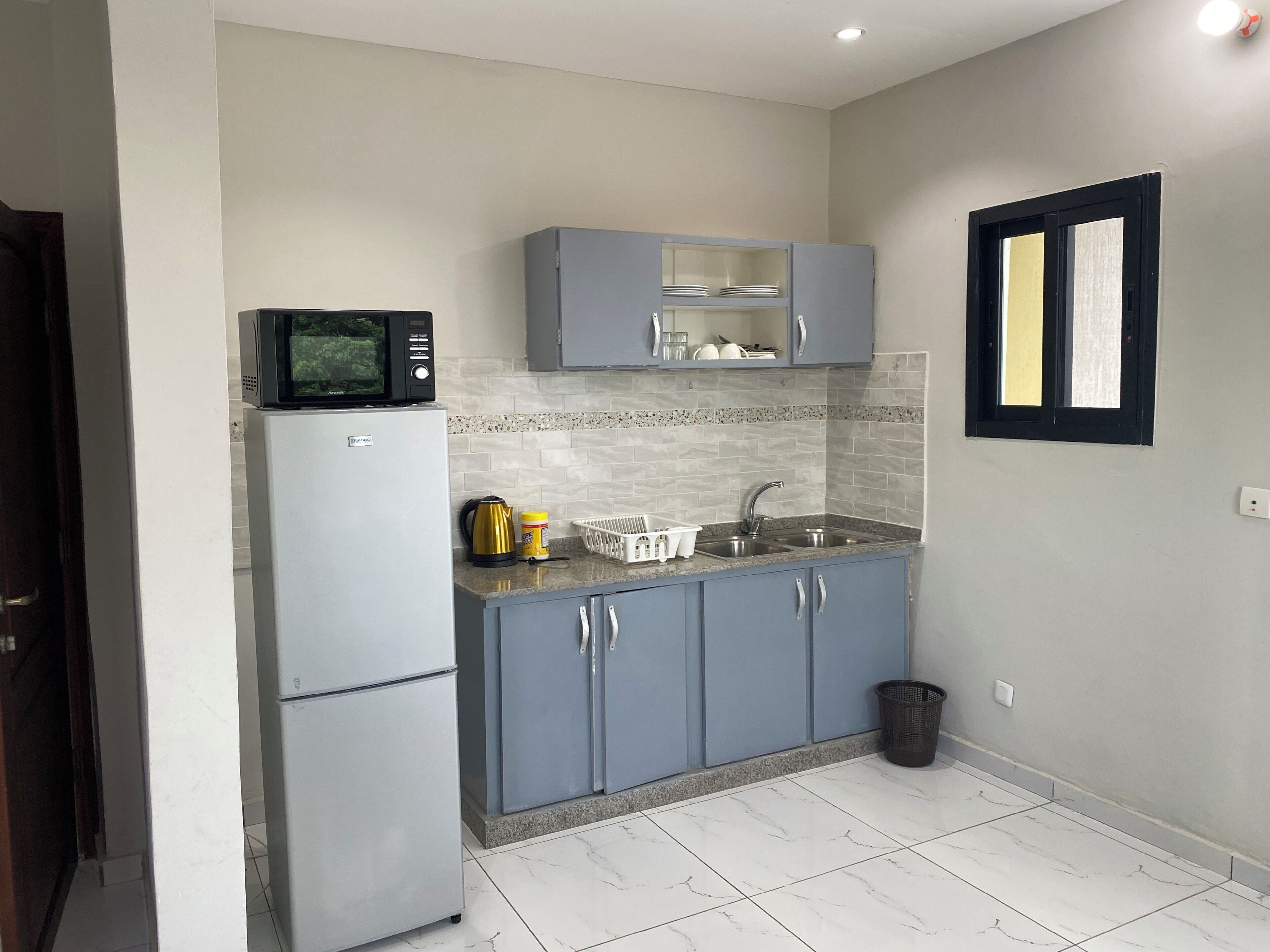 Appartement Deluxe, vue cour intérieure | Cuisine privée | Micro-ondes, batterie de cuisine, vaisselle et ustensiles
