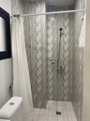 Deluxe Apartment, City View | Bathroom | Shower, slippers, towels, soap - Affiba Residence (Abidjan)