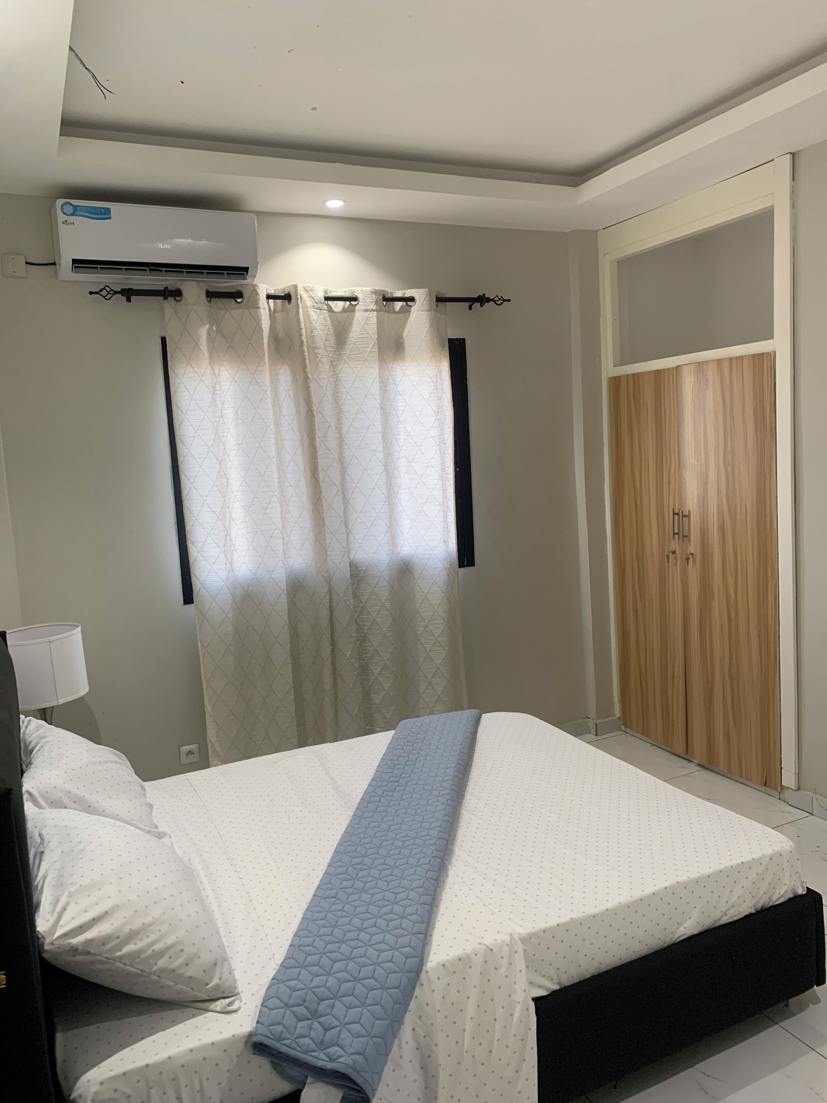 Deluxe-huoneisto, kaupunkinäköala | Silitysrauta/-lauta, ilmainen Wi-Fi, vuodevaatteet