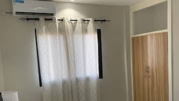 Deluxe-huoneisto, kaupunkinäköala | Silitysrauta/-lauta, ilmainen Wi-Fi, vuodevaatteet