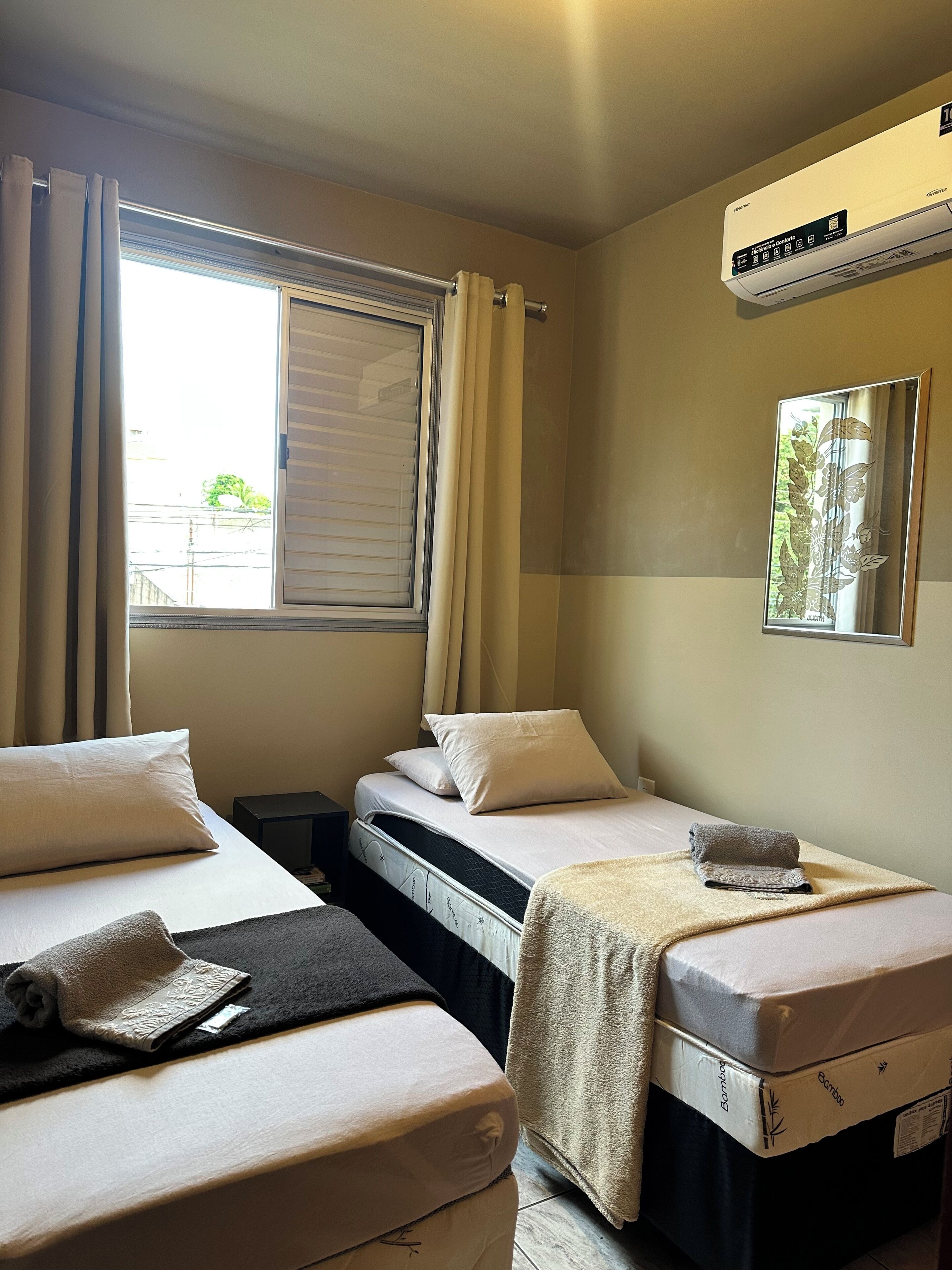 Tabla de planchar con plancha, wifi y ropa de cama 