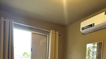Tabla de planchar con plancha, wifi y ropa de cama