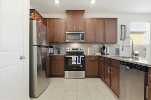 Private kitchen - Spacious & Fully Furnished Home/Ideal for 30+ Days Stay. (San Antonio)