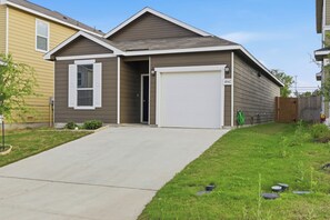 Exterior - Spacious & Fully Furnished Home/Ideal for 30+ Days Stay. (San Antonio)