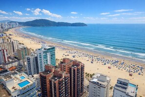 Beach - Beachfront property, 13th floor, heated pool, air conditioning in rooms in Guilhermina, sleeps 8. (Praia Grande)
