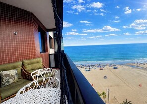 Property grounds - Beachfront property, 13th floor, heated pool, air conditioning in rooms in Guilhermina, sleeps 8. (Praia Grande)