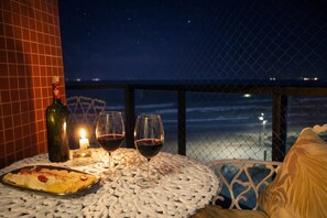 Outdoor dining - Vrbo Property (Praia Grande)