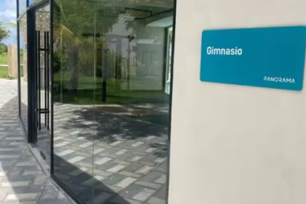 Ein Gebäudeeingang mit einem Schild, auf dem 'Gimnasio PANORAMA' steht.