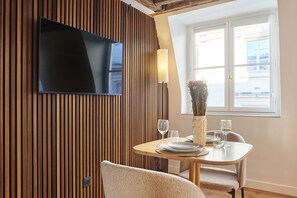 House | Dining - Suite Louvre Museum - Rue Saint Honore (Paris)