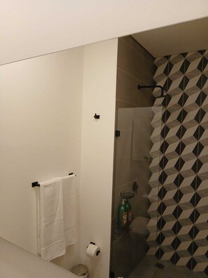Shower, towels, soap, toilet paper - Central Location, Deluxe, in the heart of the City, Sector Teusaquillo (Bogotá)