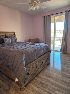3 bedrooms, Internet, bed sheets -  The Winchester Ranch House a Charming 3-bedroom in gorgeous Apple Valley (Apple Valley)