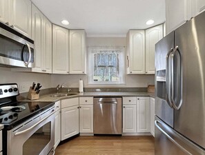 Coffee/tea maker, fridge, microwave, oven - A T Lodge — Vermont Mountain Escape by Killington, Okemo & Cold River (Shrewsbury)