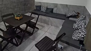 Un espace de vie moderne comprenant un canapé, une table à manger et une chaise.