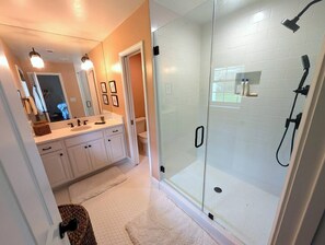 Shower, hair dryer, towels, soap - Spacious 4-bedroom house in Hanover West Neighborhood, 6 miles to the FIFIA (Atlanta)