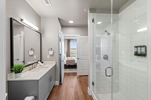 Bathroom - Luxury 1BR King Bed with Pool, Gym, FreeParking, EVCharger, Stockyards, WorldCup (Fort Worth)