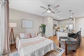 Room - Luxury 1BR King Bed with Pool, Gym, FreeParking, EVCharger, Stockyards, WorldCup (Fort Worth)