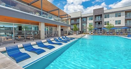 Luxury 1BR in North Fort Worth - Pool, Gym, Parking & Pet-Friendly - Stockyards