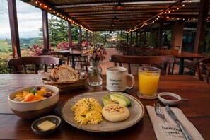 Sarapan masakan setempat setiap hari dengan biaya tambahan