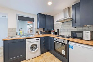 Fridge, microwave, oven, stovetop - 2BR House Sleeps 5 | Near Centre Gloucester (Gloucestershire)