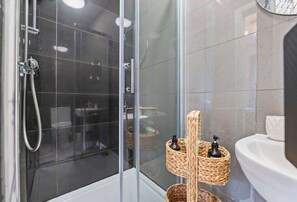 Shower, hair dryer - 2BR House Sleeps 5 | Near Centre Gloucester (Gloucestershire)